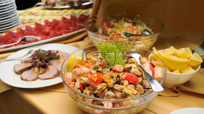 食品招商加盟代理费用通常由以下几个部分构成：